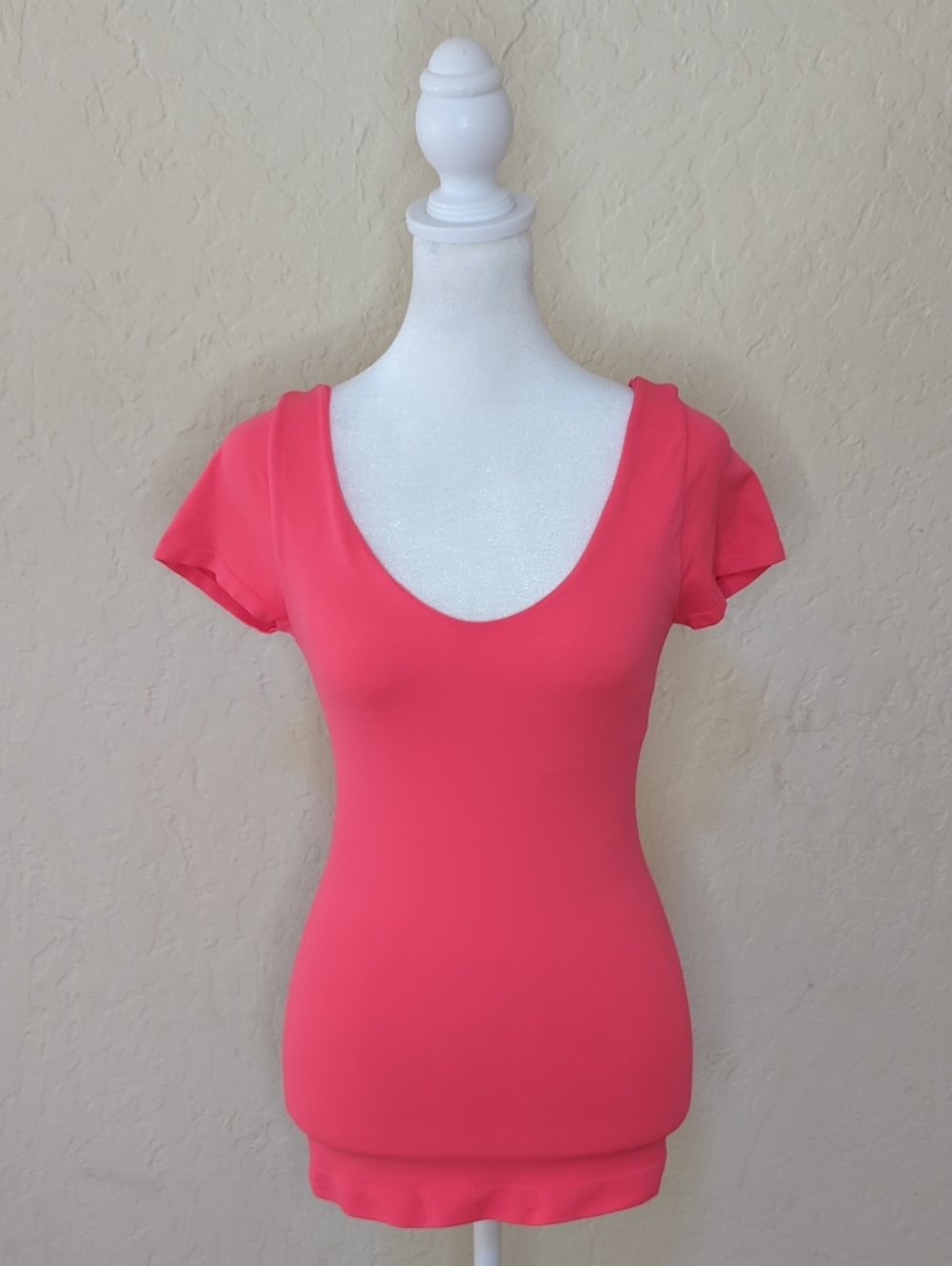 bebe Coral Scoop Neck Fitted Cap Sleeve Tee Size M/L